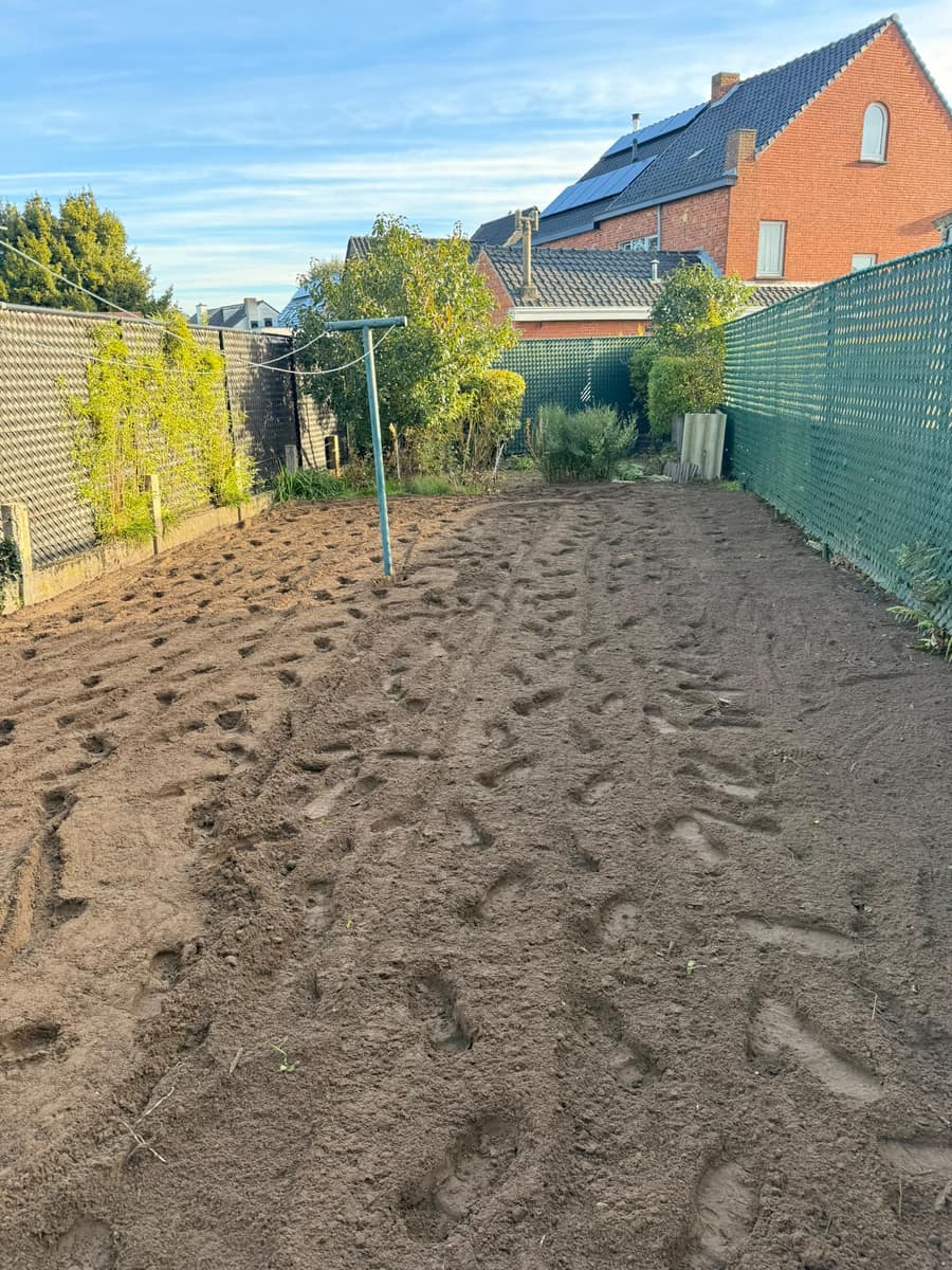 Gefreesde en geëgaliseerde grond als voorbereiding op tuinaanleg
