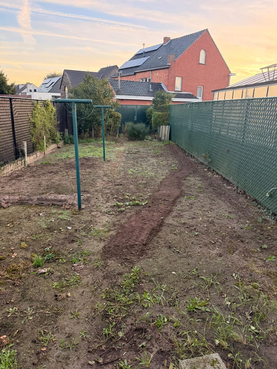 Grondwerk als start van tuinaanleg door EMR Tuinwerken