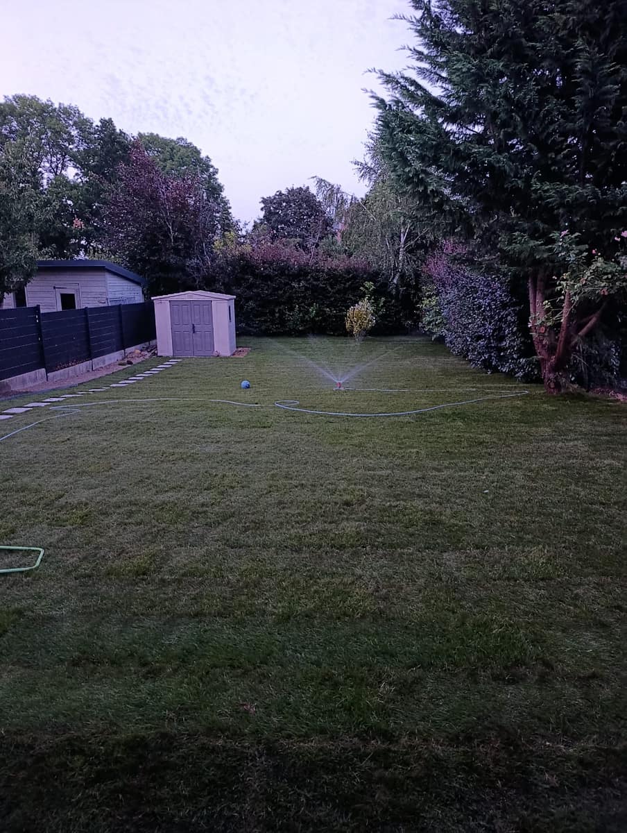 Vers aangelegd gazon met besproeiing door EMR Tuinwerken