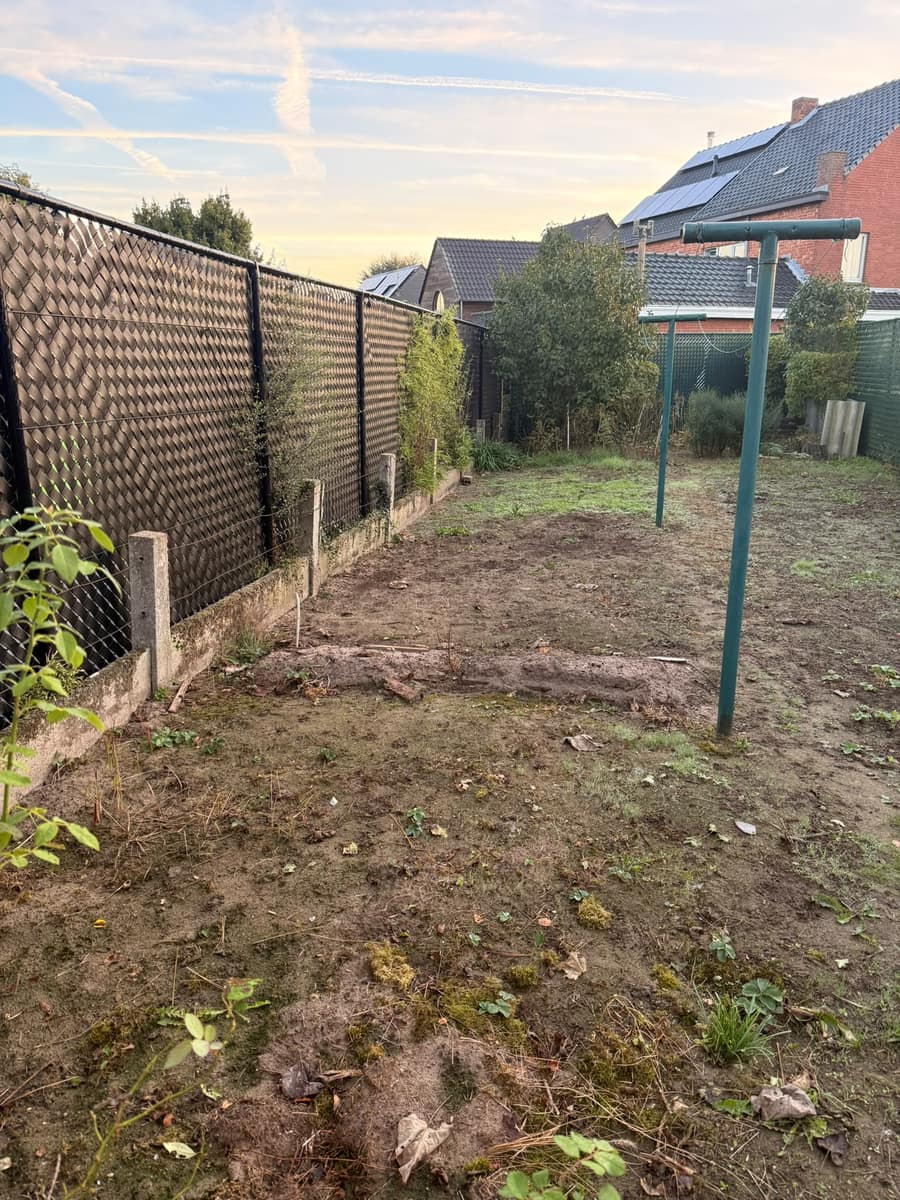 Kale tuin voor gazonrenovatie en tuinaanleg door EMR Tuinwerken