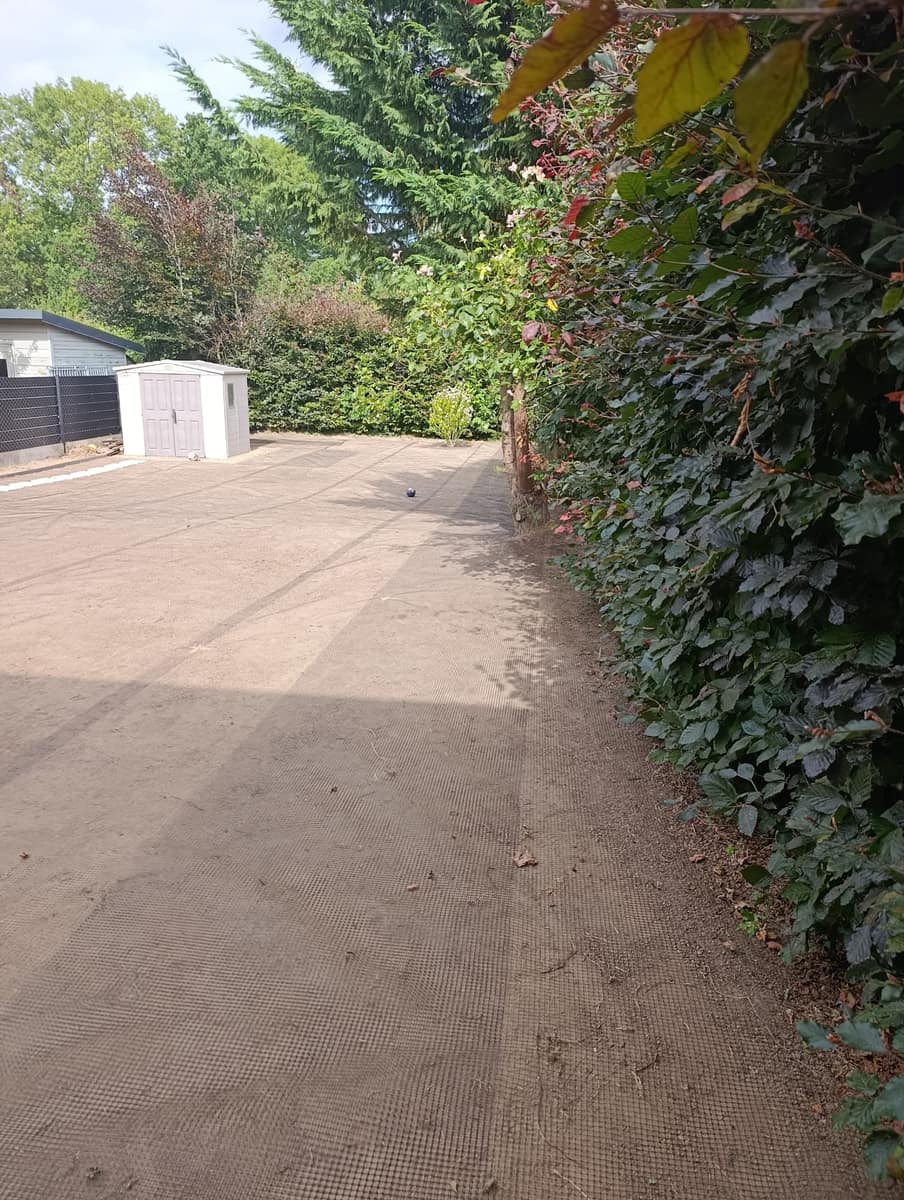 Voorbereide grond met worteldoek voor tuinaanleg door EMR Tuinwerken