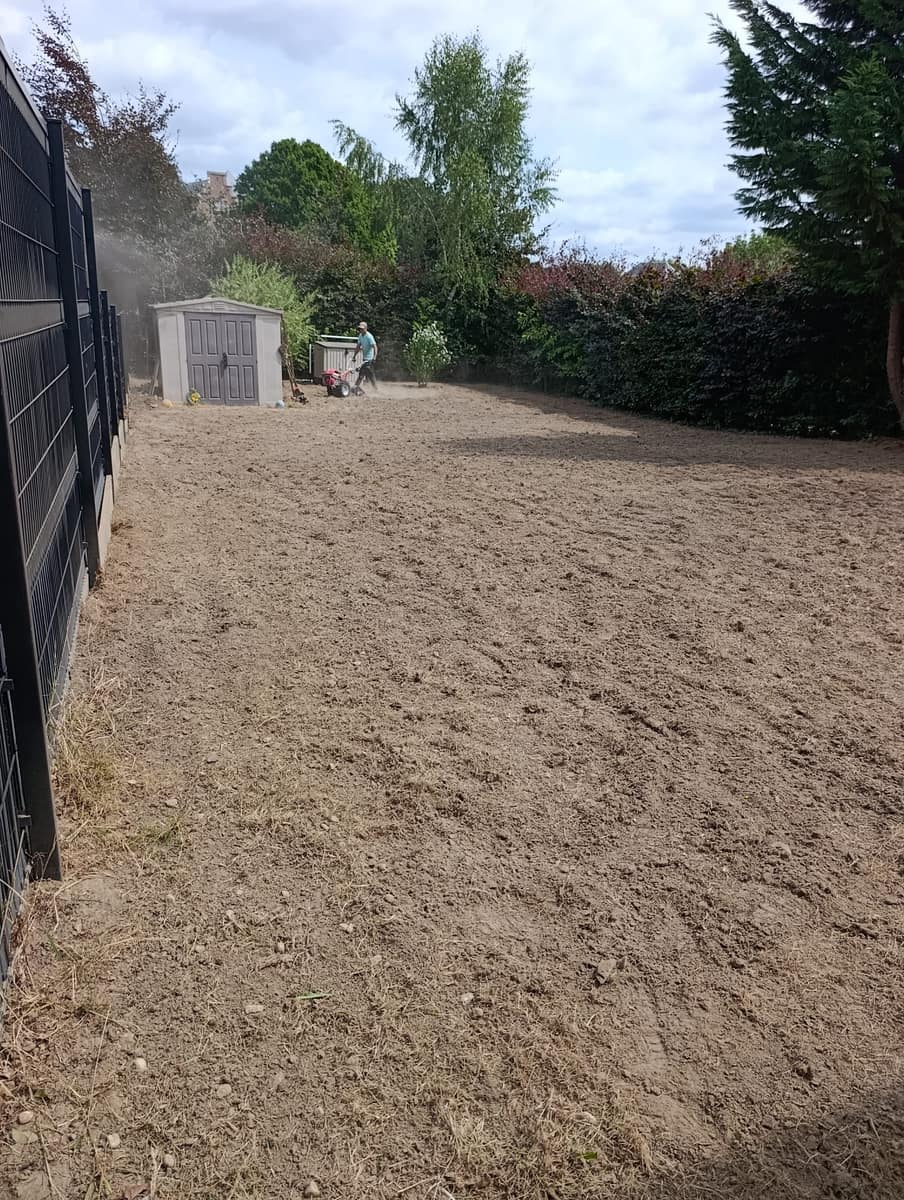 Tuinman van EMR Tuinwerken aan het werk bij tuinklusjes
