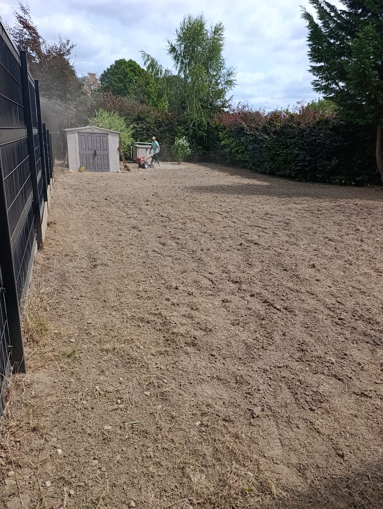 Grondfrees aan het werk bij landschapsverzorging