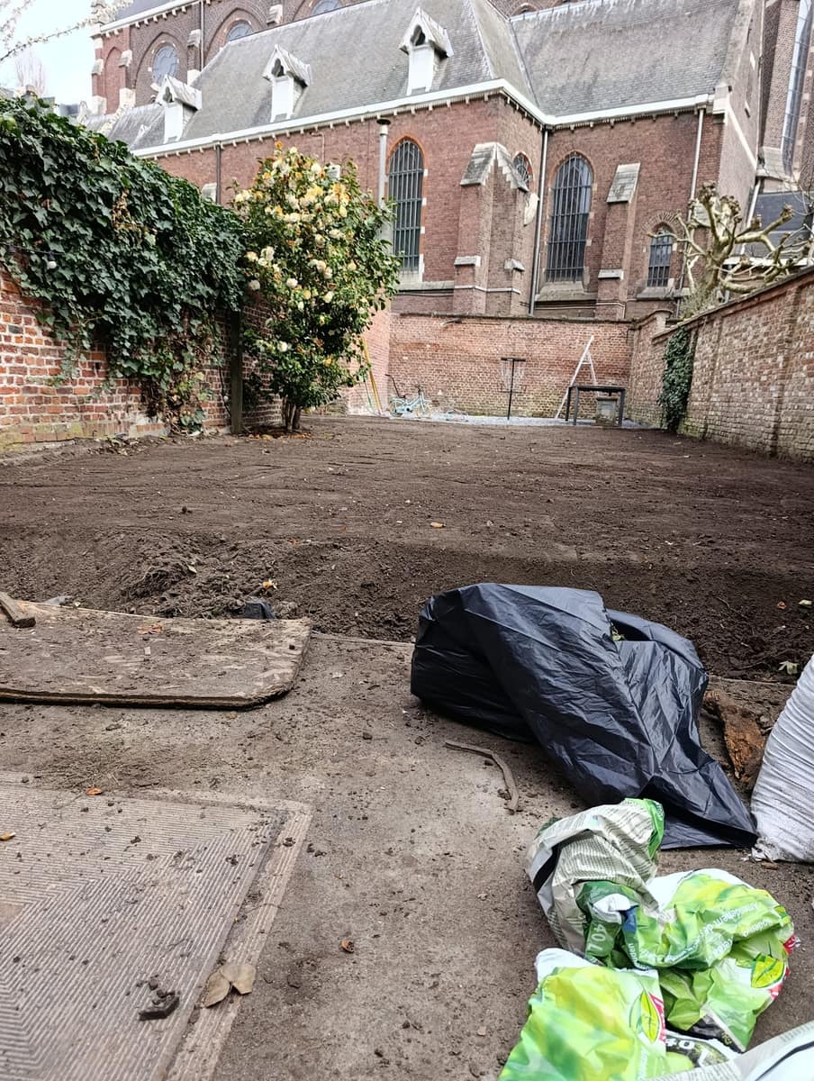 Grondwerk tijdens tuinaanleg door EMR Tuinwerken
