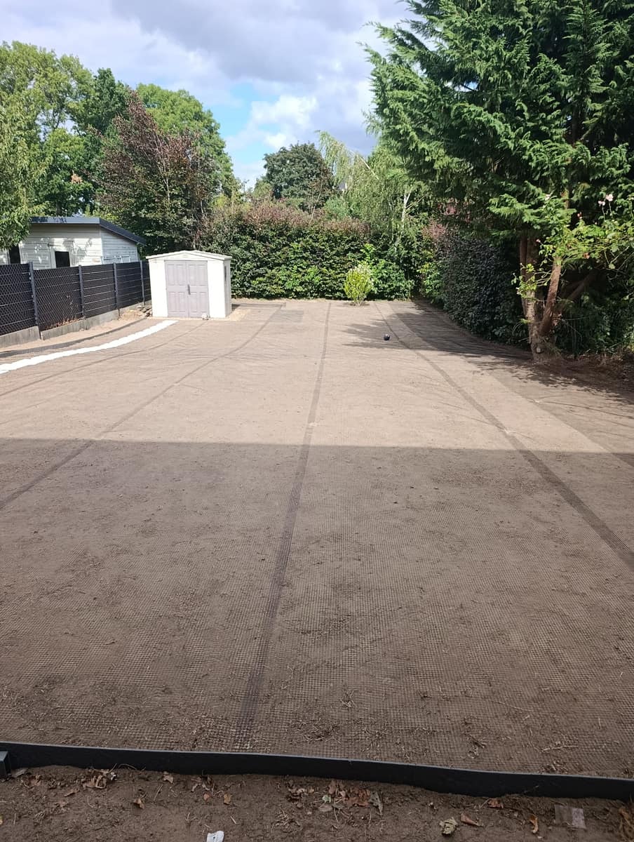Voorbereide grond voor tuinaanleg door EMR Tuinwerken