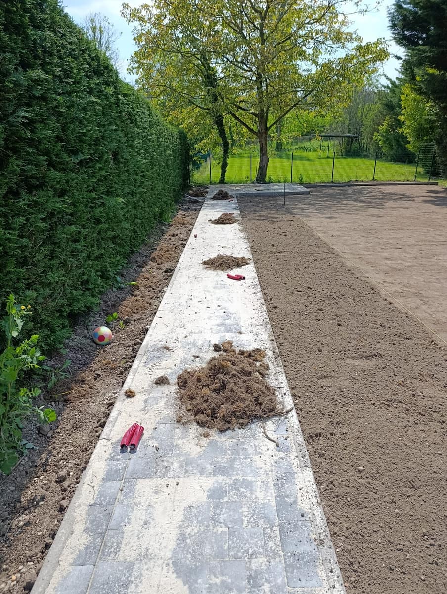 Geëgaliseerde grond met pad tijdens tuinaanleg door EMR Tuinwerken